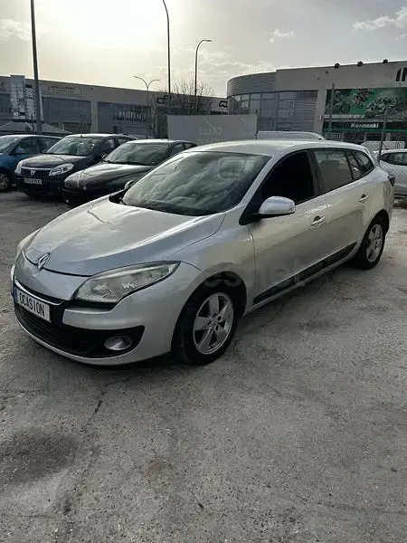 Usado Renault Mégane III Dynamique 130 CV (95 kW) 2012 Gris / plata Berlina