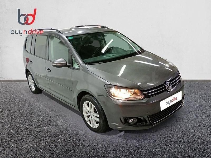 Usado VW Touran Advance 105 CV (77 kW) 2014 Gris / plata Monovolumen