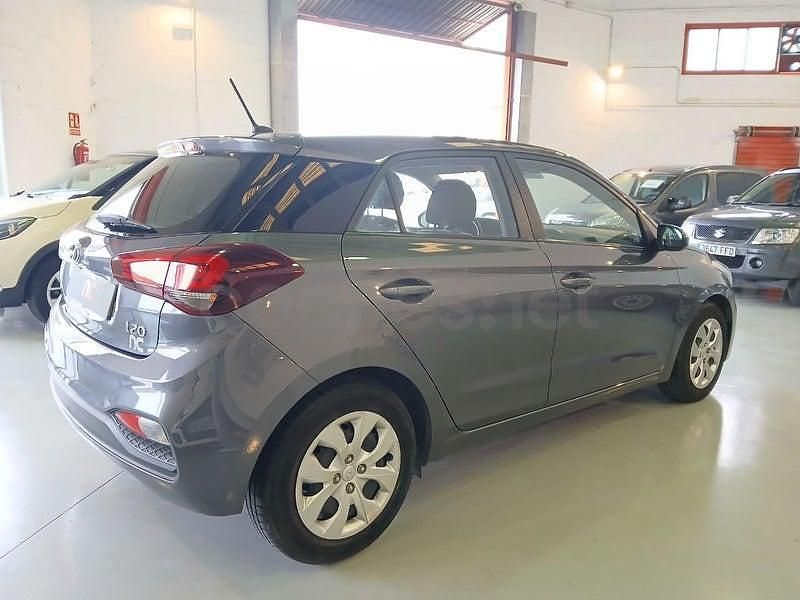 Usado Hyundai i20 75 CV (55 kW) 2019 Gris / plata Berlina