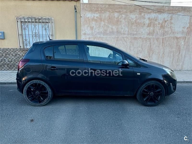 Usado Opel Corsa Color Edition 95 CV (69 kW) 2012 Negro Utilitario