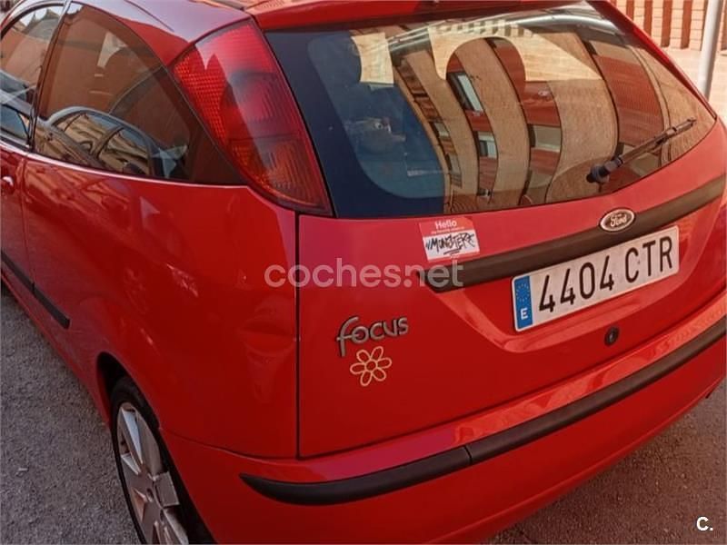 Rojo Usado 2002 Ford Focus Trend Berlina | 1500 € (Precio justo) - Imagen 1/4