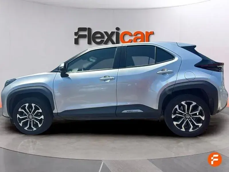 Usado Toyota Yaris Cross Active 116 CV (85 kW) 2022 Gris / plata SUV