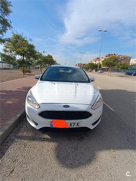 Blanco Usado 2017 Ford Focus Trend Berlina | 11.500 € (Precio justo) - Imagen 1/4