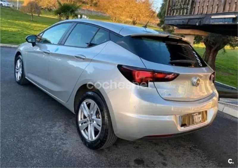 Usado Opel Astra Selective 125 CV (91 kW) 2018 Gris / plata Berlina