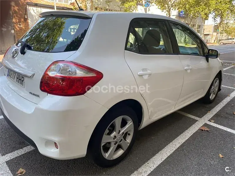 Usado Toyota Auris Active 126 CV (92 kW) 2011 Blanco Utilitario