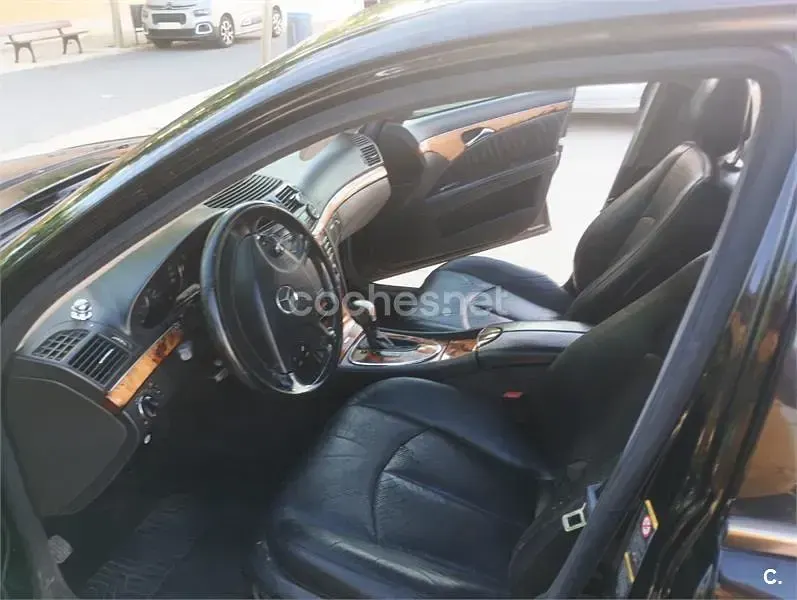 Usado Mercedes E220 Elegance 150 CV (110 kW) 2005 Negro Berlina