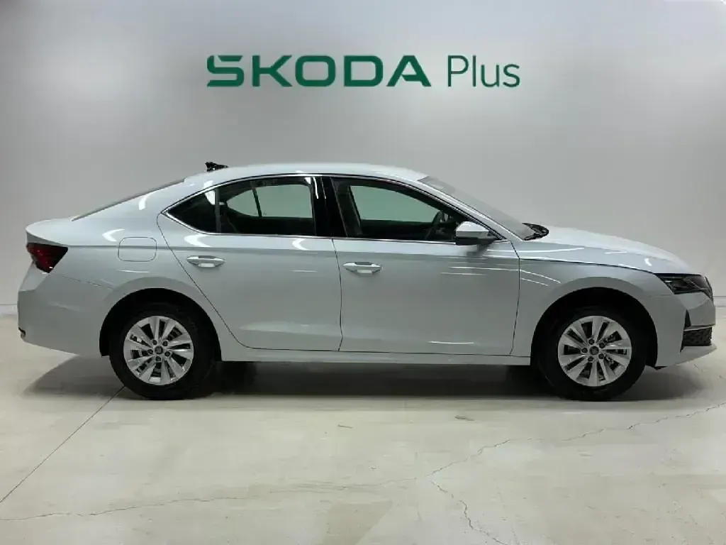 Usado Skoda Octavia Selection 116 CV (85 kW) 2025 Negro Berlina