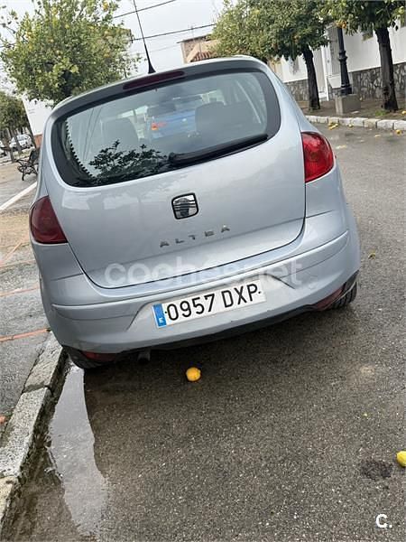 Usado Seat Altea 105 CV (77 kW) 2006 Gris / plata Monovolumen