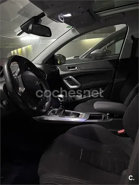 Usado Peugeot 308 Allure 125 CV (91 kW) 2014 Gris / plata Berlina