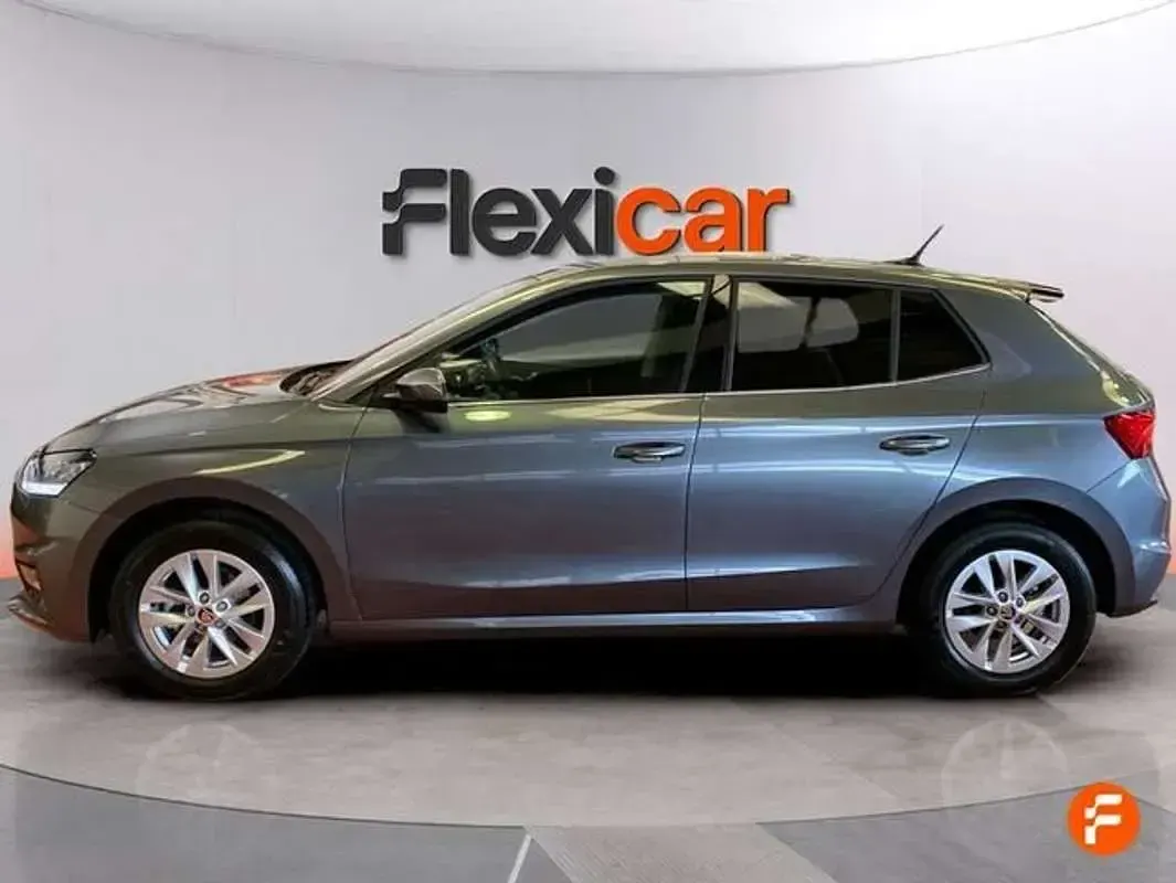 Usado Skoda Fabia Essence 95 CV (69 kW) 2025 Gris Utilitario