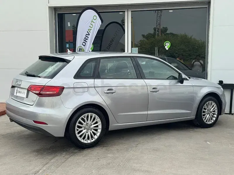 Usado Audi A3 116 CV (85 kW) 2018 Gris / plata Berlina