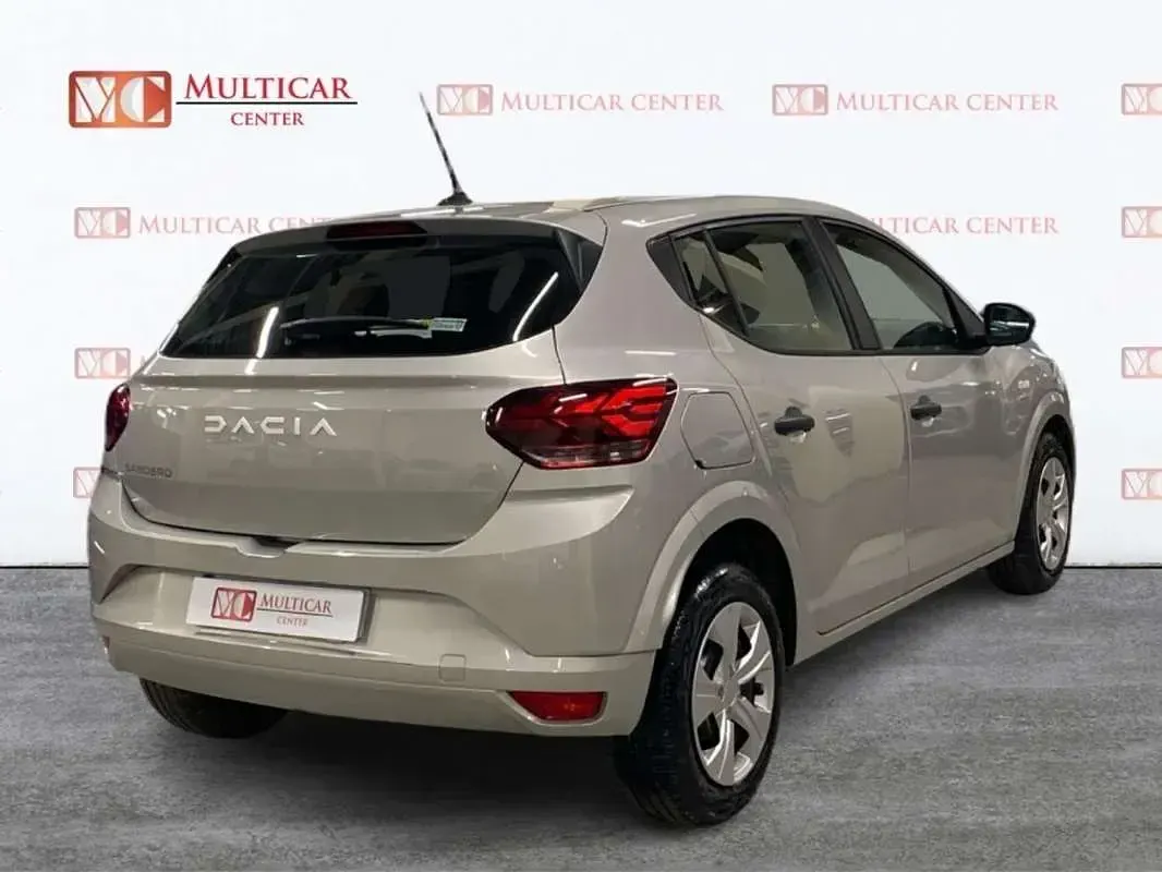 Usado Dacia Sandero Essentiel 91 CV (66 kW) 2024 Plateado Berlina