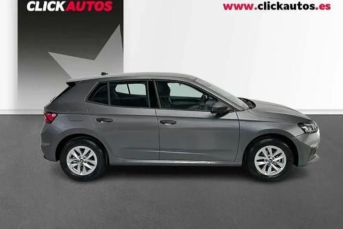 Usado Skoda Fabia Essence 80 CV (58 kW) 2025 Plata Utilitario