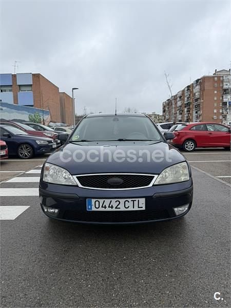 Usado Ford Mondeo Trend 125 CV (91 kW) 2004 Azul Berlina