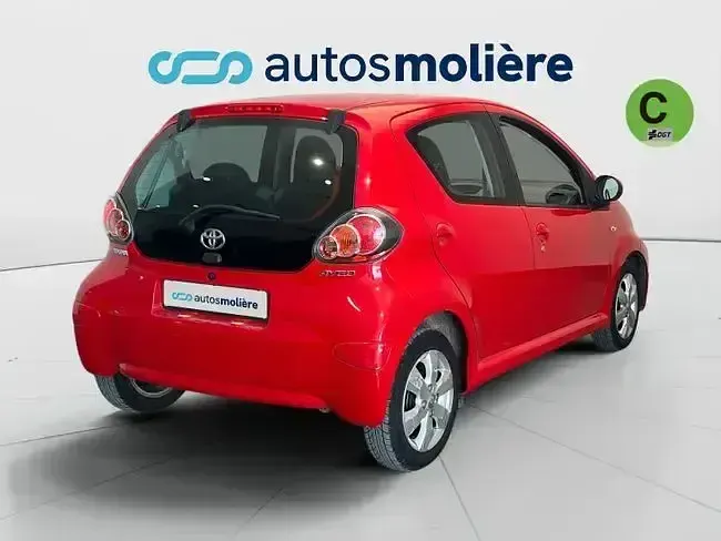 Usado Toyota Aygo City 68 CV (50 kW) 2014 Rojo Utilitario