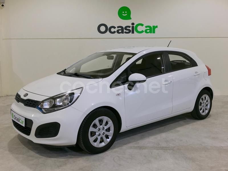 Blanco Usado 2013 Kia Rio Berlina | 8700 € (Precio justo) - Imagen 1/4