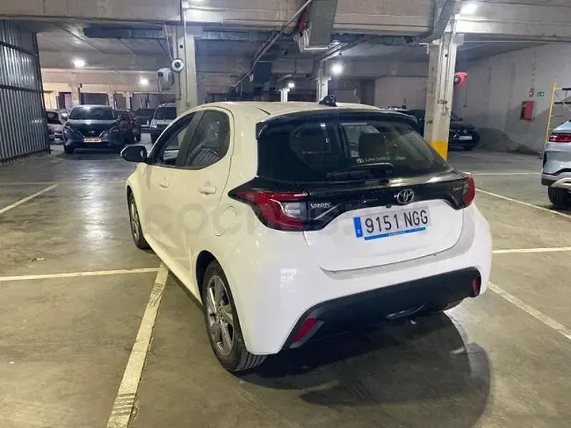 Usado Toyota Yaris Hybrid Active 116 CV (85 kW) 2025 Blanco Berlina