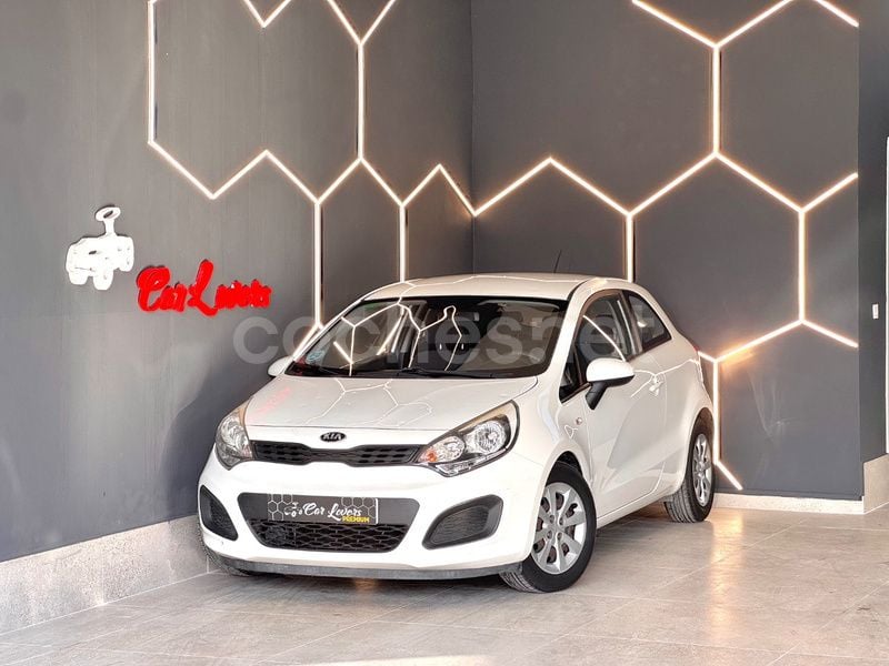 Blanco Usado 2013 Kia Rio Berlina | 7000 € (Precio justo) - Imagen 1/4