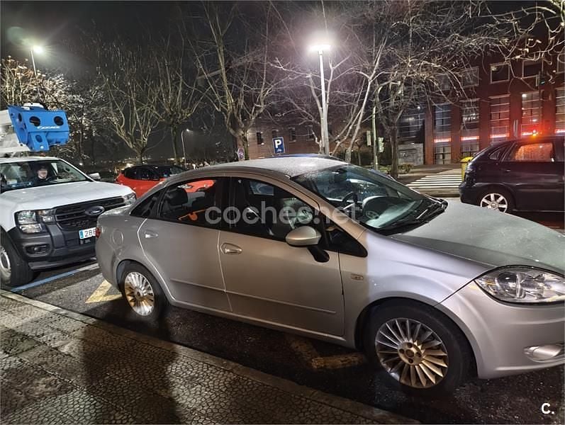 Usado Fiat Linea Emotion 90 CV (66 kW) 2008 Gris / plata Berlina