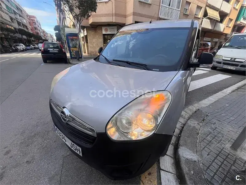 Usado Opel Combo Expression 90 CV (66 kW) 2016 Gris / plata Monovolumen