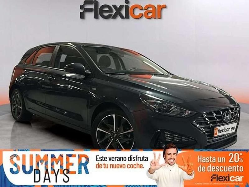 Gris Usado 2023 Hyundai i30 Berlina | 16.990 € (Precio justo) - Imagen 1/4
