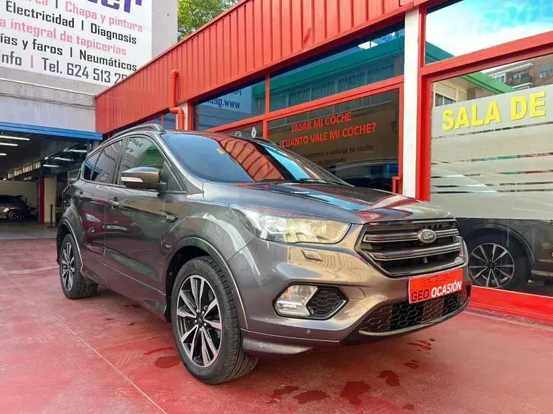 Usado Ford Kuga ST-Line 150 CV (110 kW) 2017 Gris / plata SUV