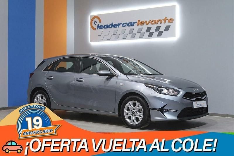 Gris Usado 2024 Kia Ceed Berlina | 16.900 € (Buen precio) - Imagen 1/4