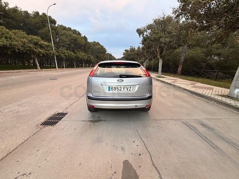Usado Ford Focus Trend 115 CV (84 kW) 2007 Gris / plata Berlina