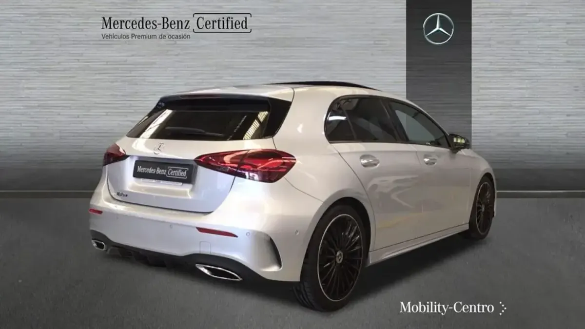 Usado Mercedes A180 AMG line 116 CV (85 kW) 2024 Iridiumsilber  metalliclack Berlina