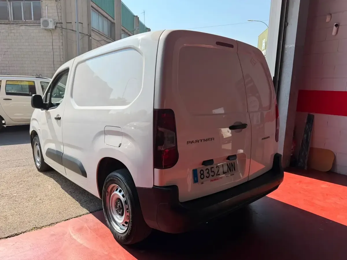 Usado Peugeot Partner Premium 98 CV (72 kW) 2021 Blanco Monovolumen