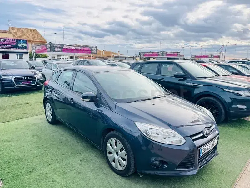 Usado Ford Focus Trend 115 CV (84 kW) 2014 Gris / plata Berlina