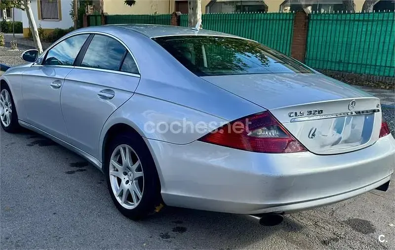 Usado Mercedes CLS320 224 CV (164 kW) 2007 Gris / plata Coupe
