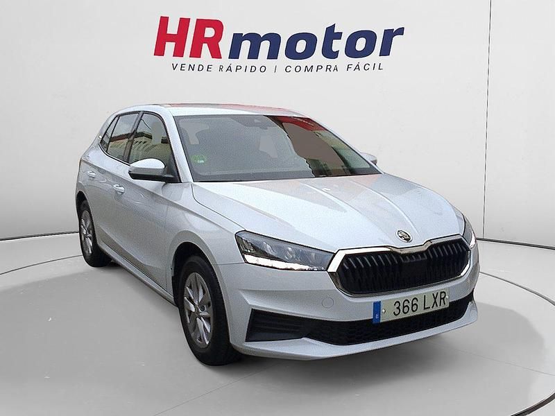 Usado Skoda Fabia Ambition 95 CV (69 kW) 2022 Gris