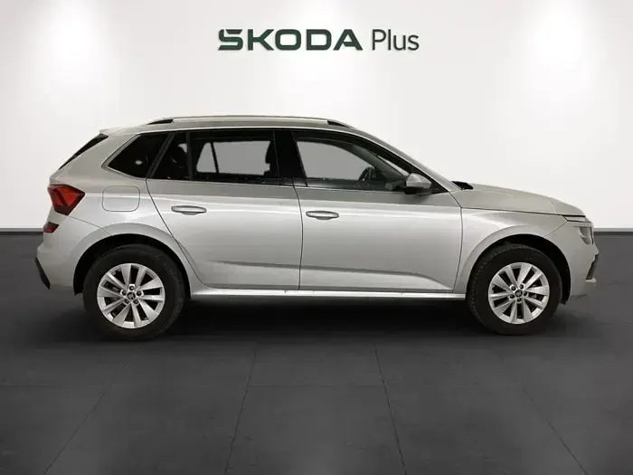 Usado Skoda Kamiq Selection 115 CV (84 kW) 2025 Gris plata SUV