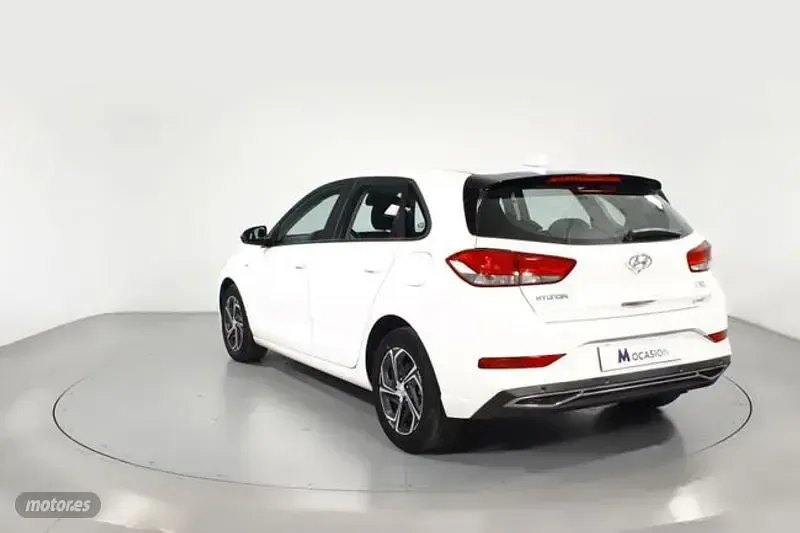 Usado Hyundai i30 120 CV (88 kW) 2022 Blanco Berlina