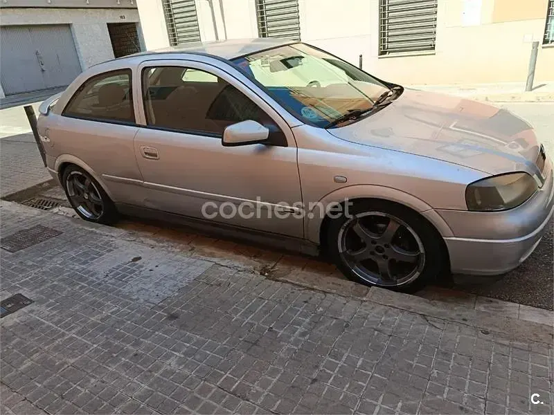 Usado Opel Astra Edition 100 CV (73 kW) 2004 Blanco Berlina