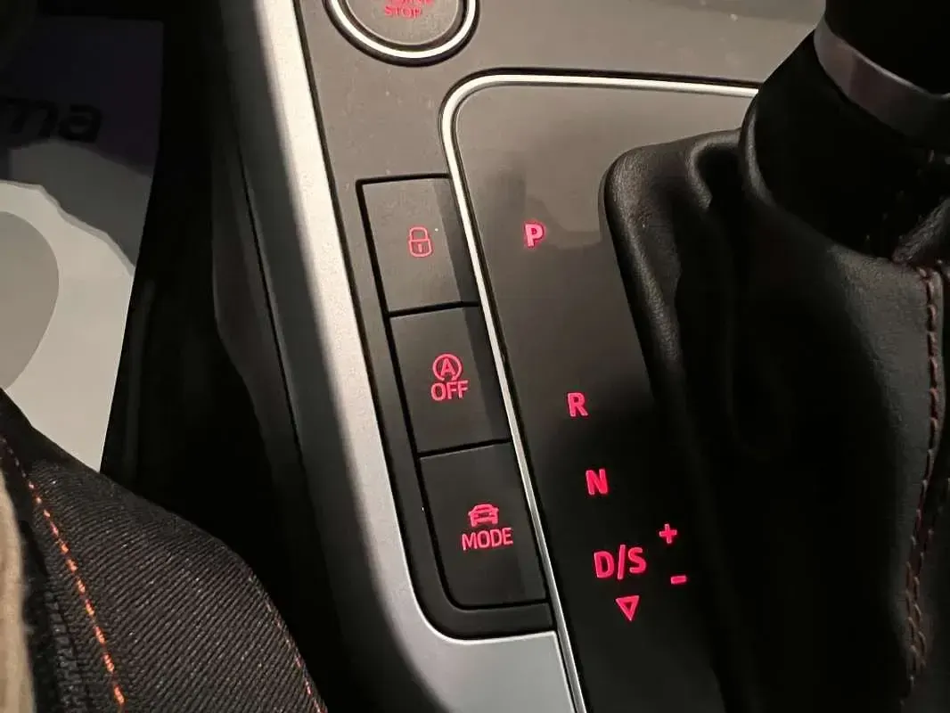 Usado Seat Arona FR 116 CV (85 kW) 2025 Gris SUV