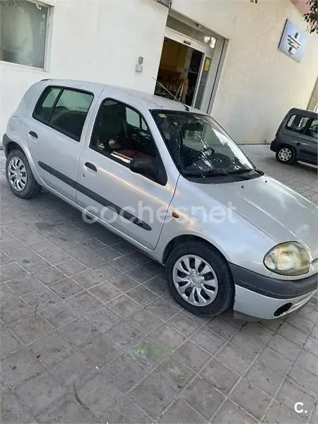 Usado Renault Clio 75 CV (55 kW) 1999 Beige Berlina