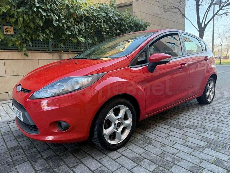 Usado Ford Fiesta Trend 68 CV (50 kW) 2009 Rojo Utilitario
