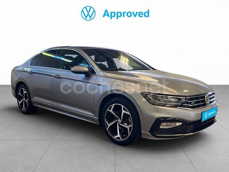 Gris / plata Usado 2020 VW Passat R-line Berlina | 23.490 € (Precio justo) - Imagen 1/4