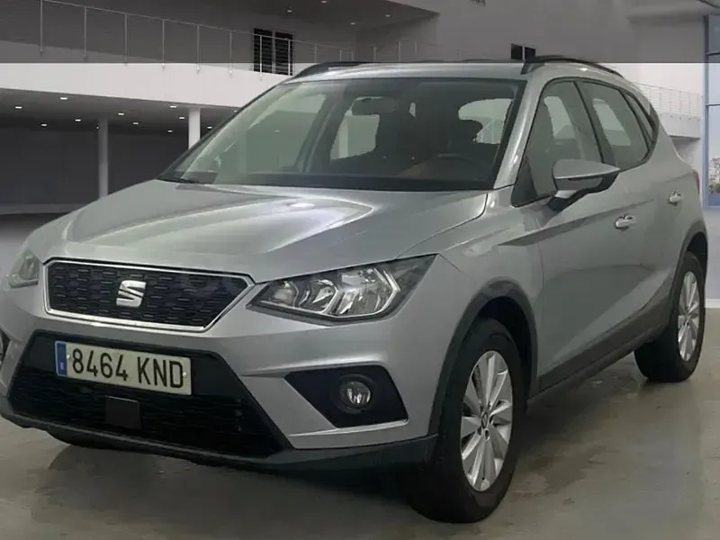 Usado Seat Arona Ecomotive 95 CV (69 kW) 2018 Gris / plata SUV