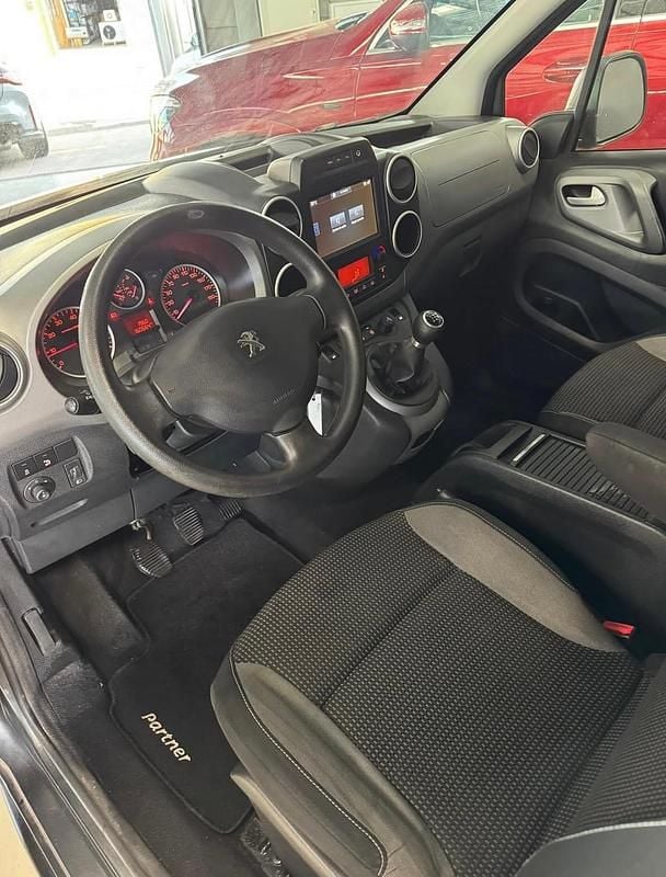 Usado Peugeot Partner Tepee Outdoor 100 CV (73 kW) 2017 Gris Monovolumen