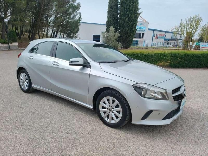 Usado Mercedes A180 109 HP (80 kW) 2018 Cinzento Citadino
