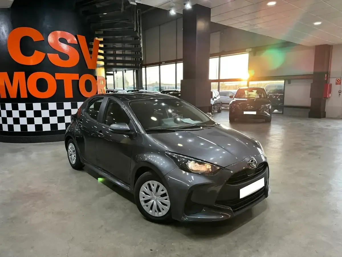 Usado Mazda 2 Selection 116 CV (85 kW) 2023 Gris Utilitario