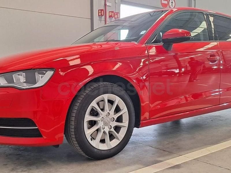 Käytetty Audi A3 Attraction 180 HP (132 kW) 2016 Punainen Sedan