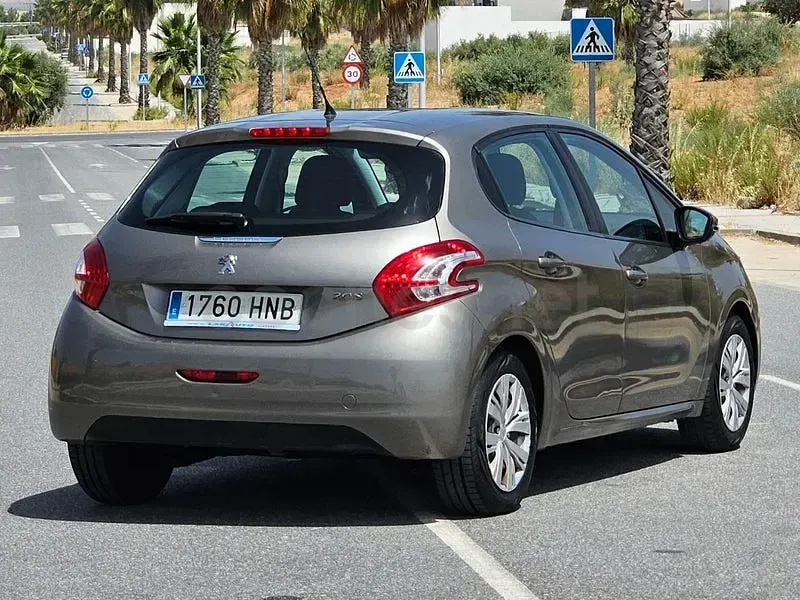 Usado Peugeot 208 Active 95 CV (69 kW) 2012 Marrón Utilitario