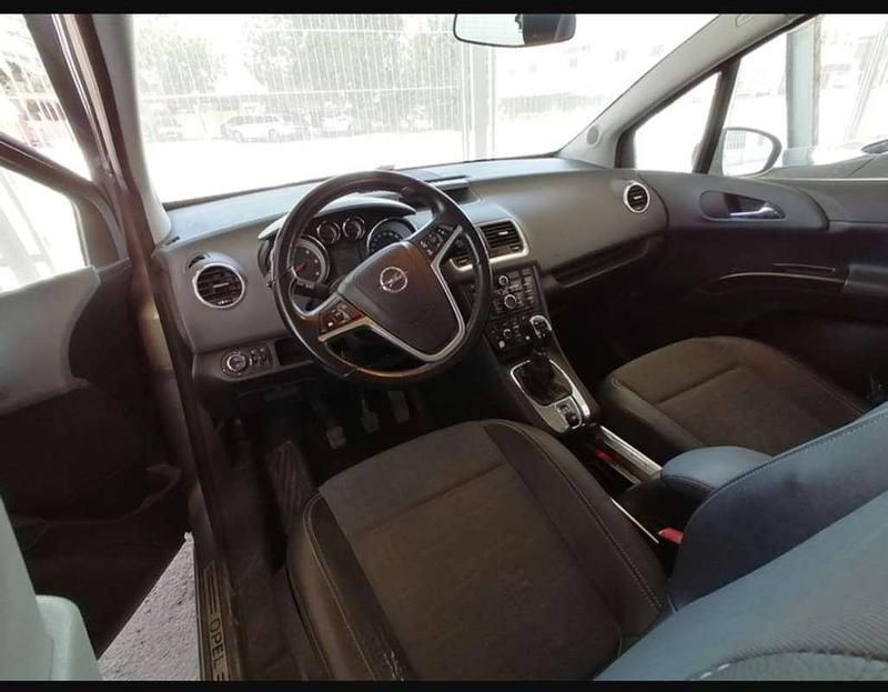Usado Opel Meriva Cosmo 110 CV (80 kW) 2010 Beige Monovolumen
