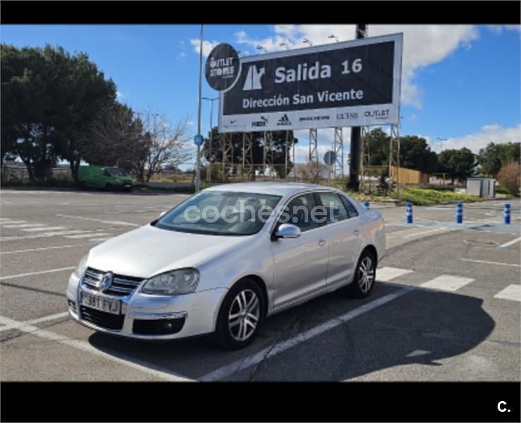Usado VW Jetta Trendline 105 CV (77 kW) 2007 Gris / plata Berlina