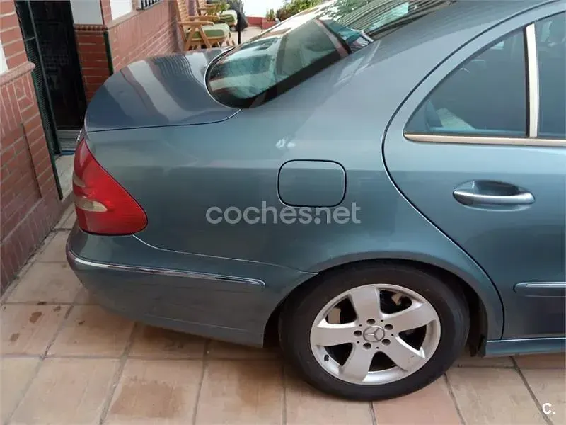 Usado Mercedes E320 Elegance 204 CV (150 kW) 2004 Gris / plata Berlina
