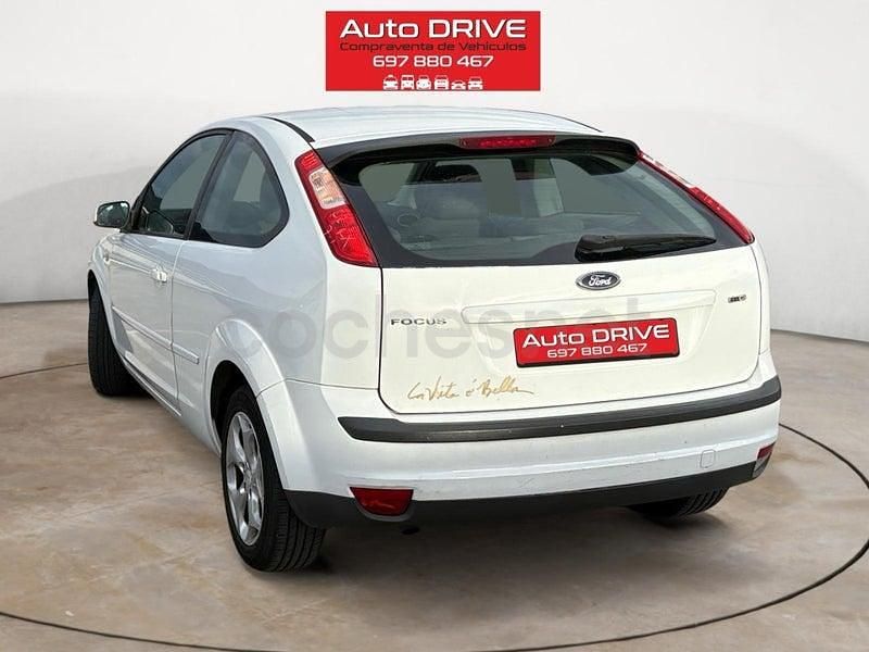 Usado Ford Focus Trend 90 CV (66 kW) 2007 Blanco Berlina